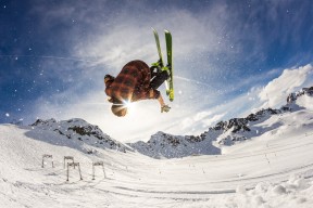 开云平台-太阳提前终结悬念勇士，切特在英超争冠接管比赛，当跨界叙事成为时代寓言
