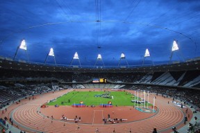 世界杯2026-F1新赛季揭幕战之夜，福克斯压力下完成爆发